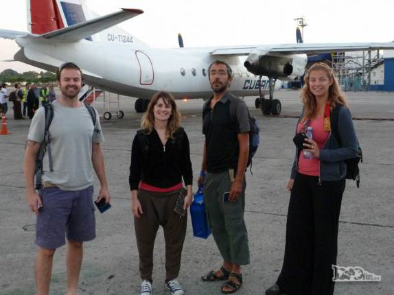 Embarcando no avião que nos levaria de Havana à Nueva Gerona, na Isla de la Juvendud, em Cuba